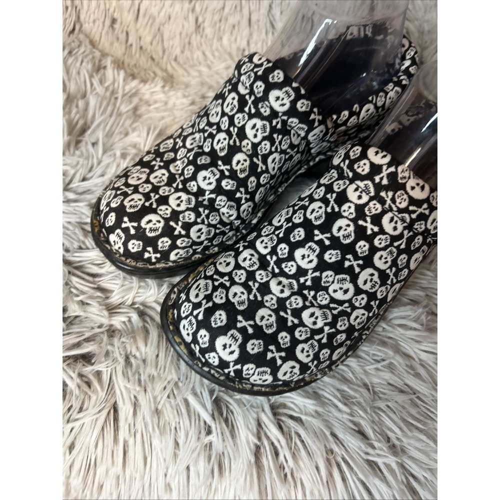 Boc Born Peggy Skull Print Slip On Wedge Comfort Clogs Black White Sz 7M C13033 - Picture 7 of 13